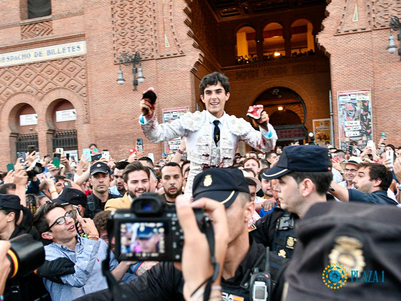 Alvaro Alarcón abrió la Puerta grande de Las Ventas